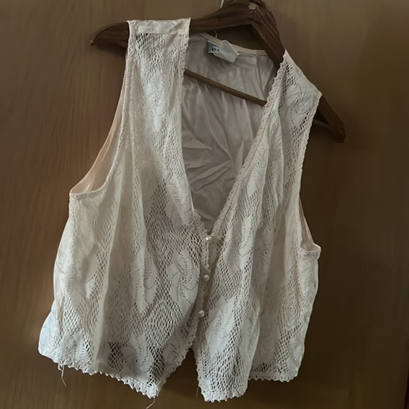 Woman’s off-White Vest SIZE L(16-18) - Picture 4 of 7